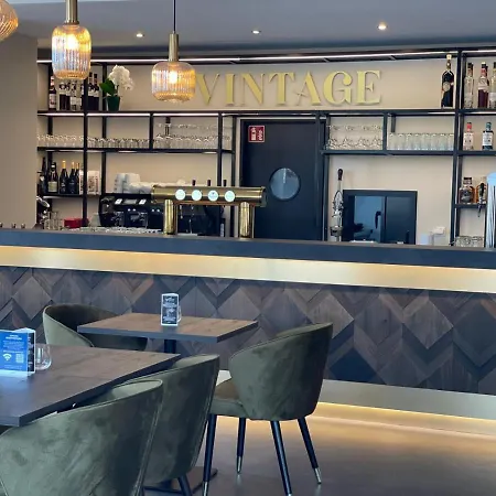 Vintage Cafe & Weinbar Hotel 3*